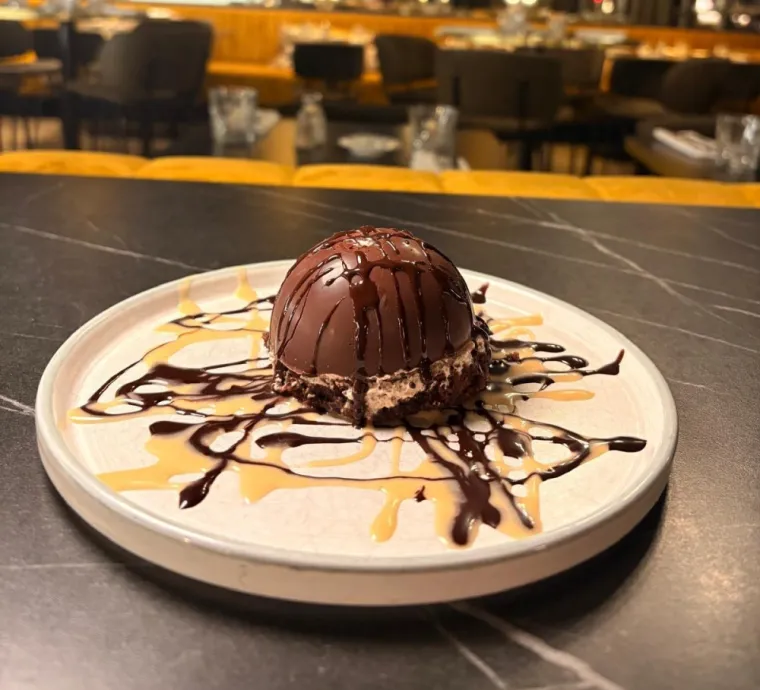  DOME AU CHOCOLAT FAÇON FORET NOIRE, SAUCE CHOCOLAT, Dardilly, Double 7 Dardilly