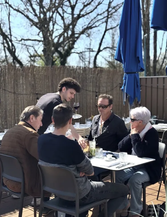 Soleil, terrasse, entre amis, entre collègues, avec ceux qui comptent vraiment 🌞😎, Dardilly, Double 7 Dardilly