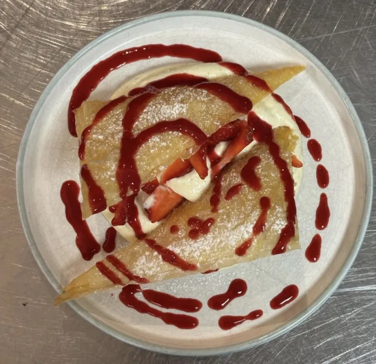 Fraises fraîches, crème légère et feuilletage croustillant...🍓, Dardilly, Double 7 Dardilly